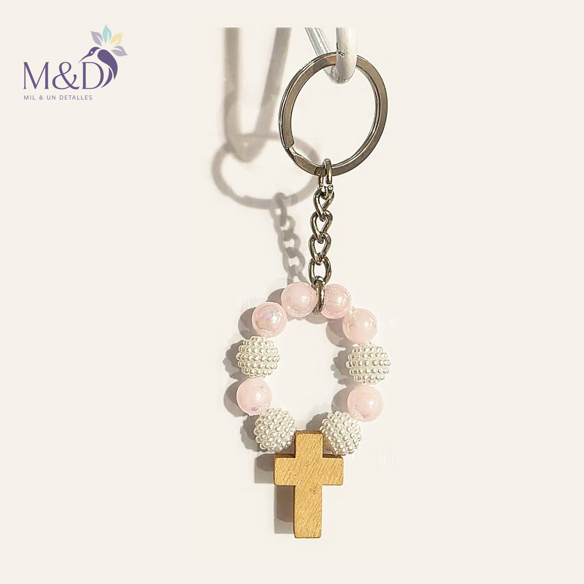Denario con Cruz de Madera Rosa perlado | Mil y un Detalles